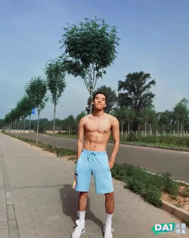 邻家薄肌体育生19岁的阳刚小狼狗,身材健硕,网友直呼直接被电到 邻家薄肌体育生19岁的阳刚小狼狗,身材健硕,网友直呼直接被电到