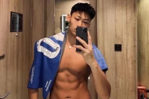肌肉小狼狗的自拍写生!184条顺腹肌私房照,比空少体育生还好看!-大壹博客