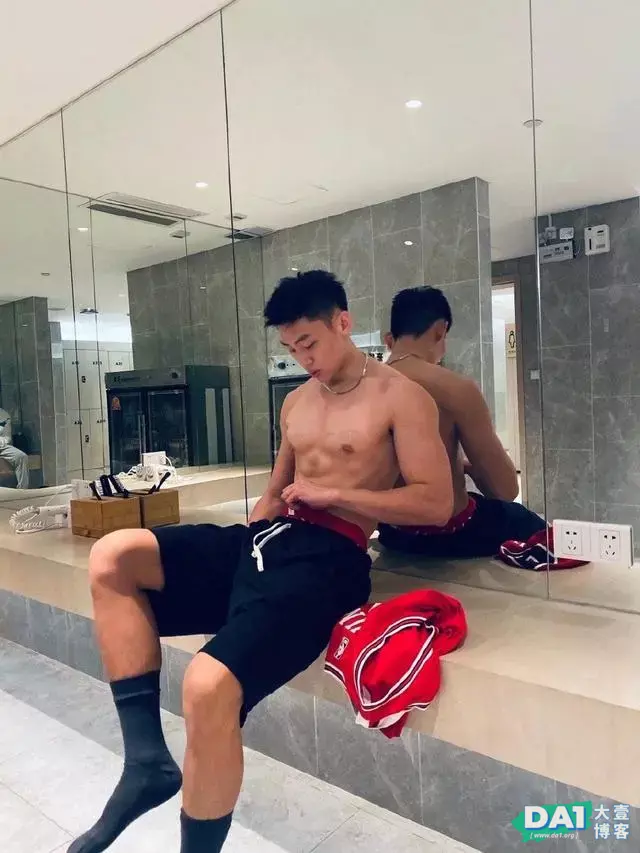 肌肉小狼狗的自拍写生!184条顺腹肌私房照,比空少体育生还好看! 肌肉小狼狗的自拍写生!184条顺腹肌私房照,比空少体育生还好看!