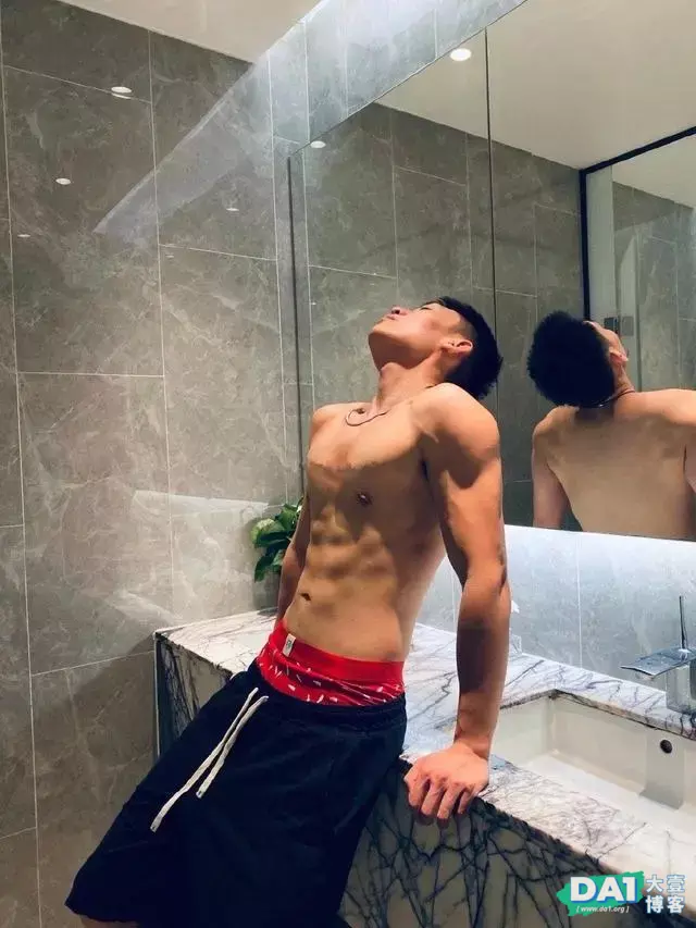 肌肉小狼狗的自拍写生!184条顺腹肌私房照,比空少体育生还好看! 肌肉小狼狗的自拍写生!184条顺腹肌私房照,比空少体育生还好看!
