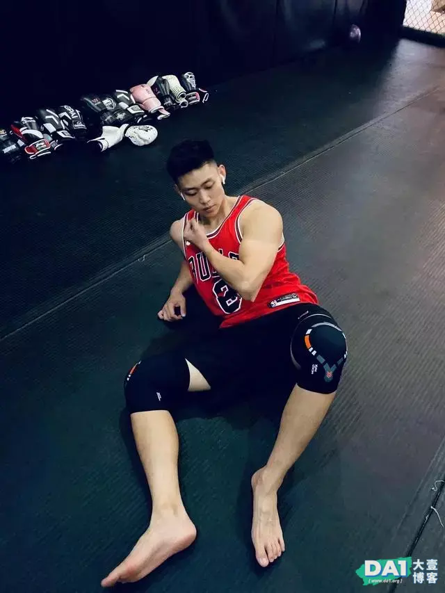 肌肉小狼狗的自拍写生!184条顺腹肌私房照,比空少体育生还好看! 肌肉小狼狗的自拍写生!184条顺腹肌私房照,比空少体育生还好看!