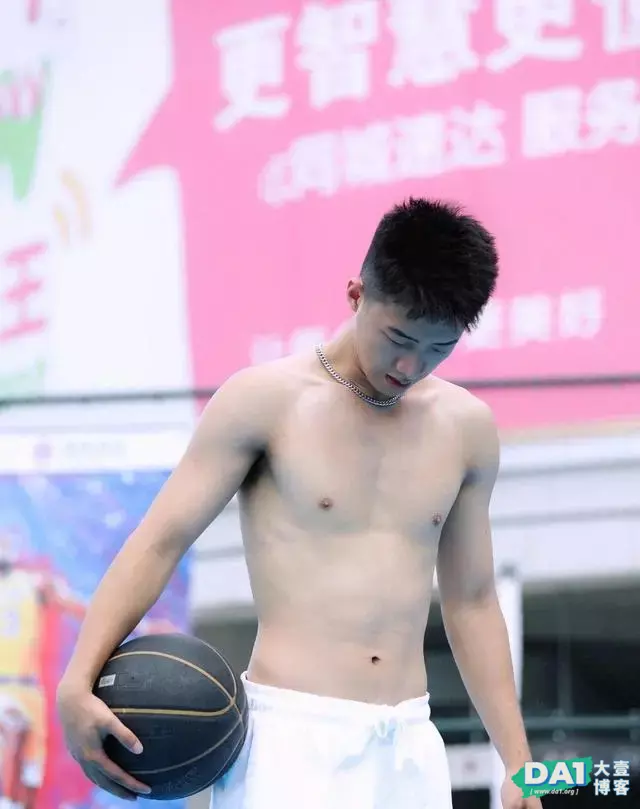 四川师大00后篮球体育生,阳光下光着膀子流汗打球的样子真帅! 四川师大00后篮球体育生,阳光下光着膀子流汗打球的样子真帅!