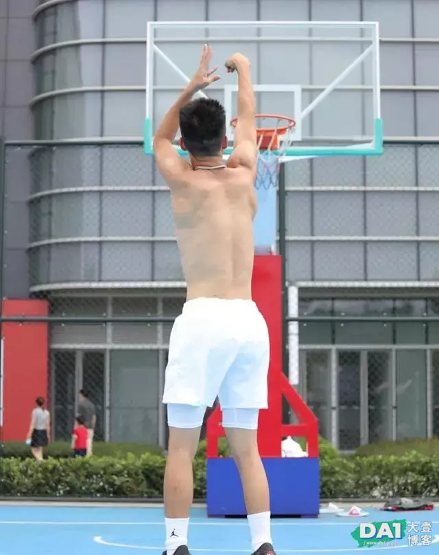 四川师大00后篮球体育生,阳光下光着膀子流汗打球的样子真帅! 四川师大00后篮球体育生,阳光下光着膀子流汗打球的样子真帅!