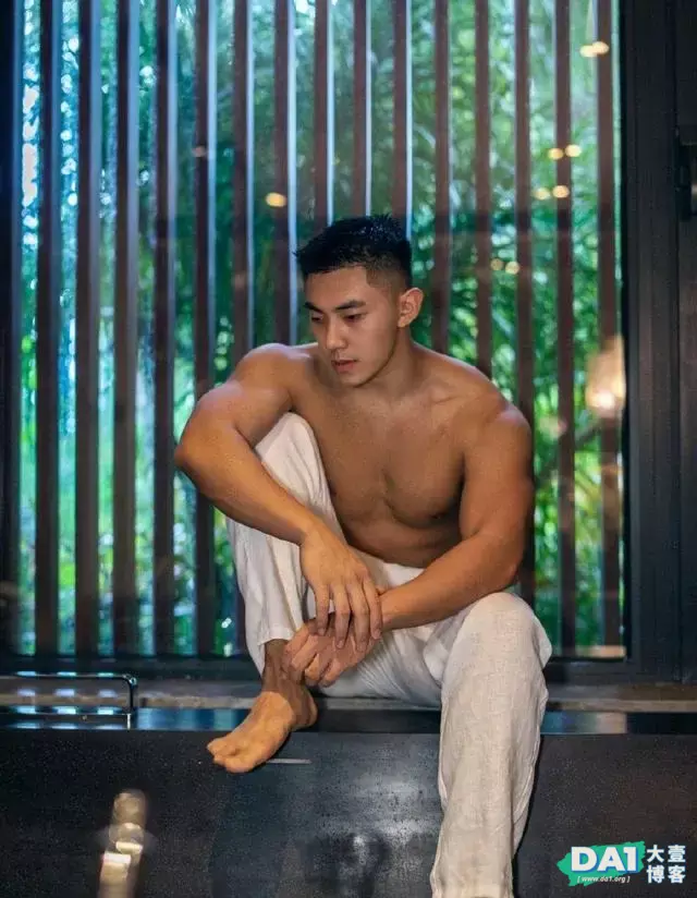 高颜值英俊肌肉小奶狗,刚铁直男的身材,结实有力量更有男人味! 高颜值英俊肌肉小奶狗,刚铁直男的身材,结实有力量更有男人味!