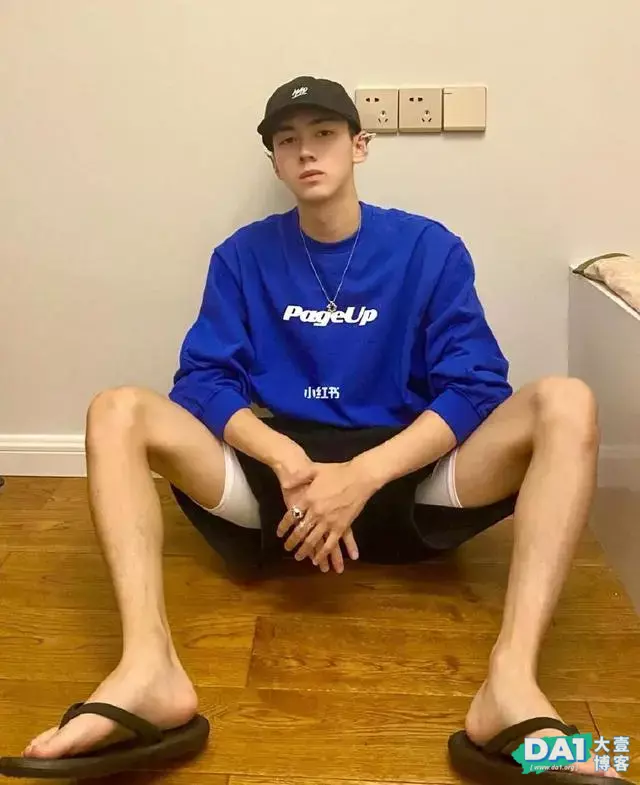 高颜值英俊肌肉小奶狗,刚铁直男的身材,结实有力量更有男人味! 高颜值英俊肌肉小奶狗,刚铁直男的身材,结实有力量更有男人味!