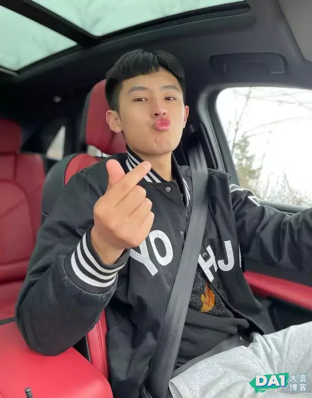 可爱到爆的03年小奶狗,干净、清爽的外型,是你的夏日限定男友吗 可爱到爆的03年小奶狗,干净、清爽的外型,是你的夏日限定男友吗