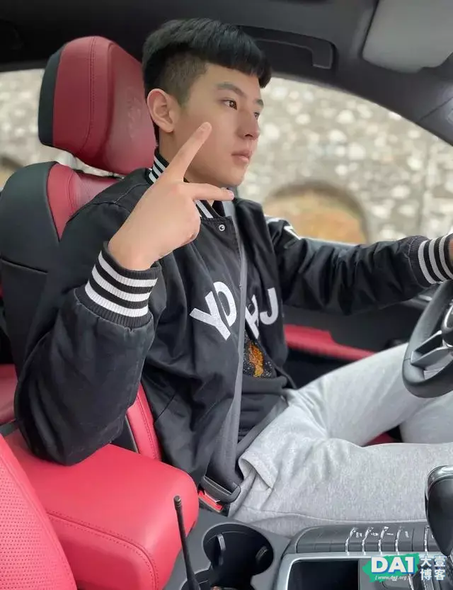 可爱到爆的03年小奶狗,干净、清爽的外型,是你的夏日限定男友吗 可爱到爆的03年小奶狗,干净、清爽的外型,是你的夏日限定男友吗