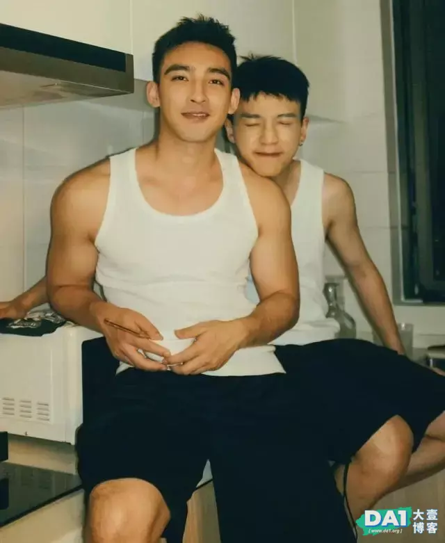 堪比体育生的寸头小哥哥,眉眼精致帅气有型,这么狼的身材太野了 堪比体育生的寸头小哥哥,眉眼精致帅气有型,这么狼的身材太野了