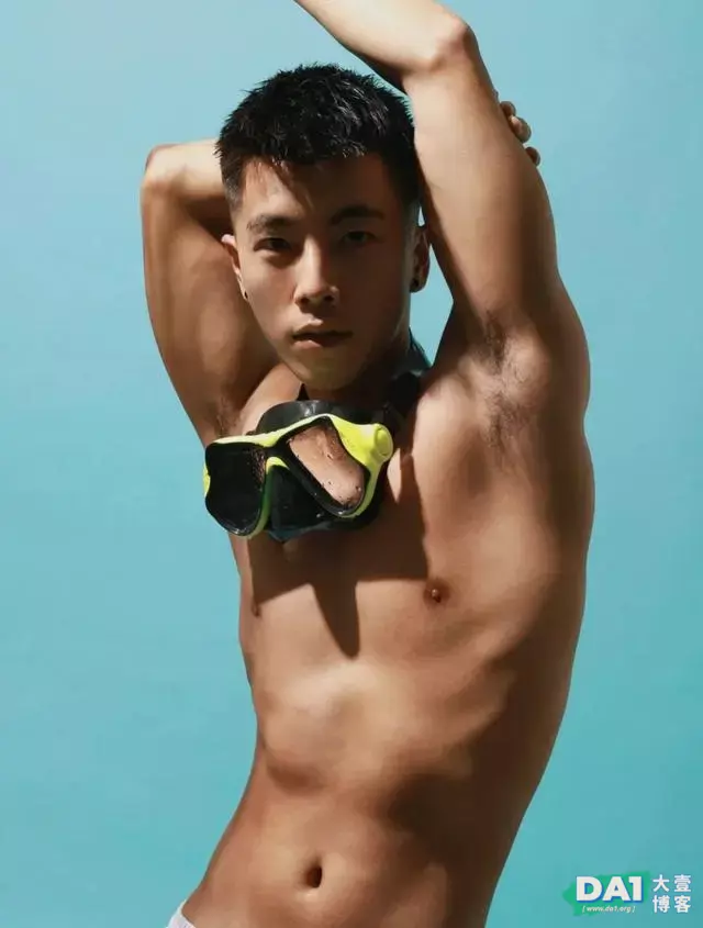 影棚海底清凉一夏,健壮身材,英俊容颜,带着游泳镜的帅气肌肉男 影棚海底清凉一夏,健壮身材,英俊容颜,带着游泳镜的帅气肌肉男