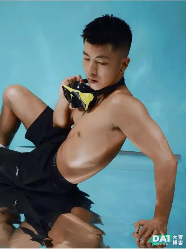 影棚海底清凉一夏,健壮身材,英俊容颜,带着游泳镜的帅气肌肉男 影棚海底清凉一夏,健壮身材,英俊容颜,带着游泳镜的帅气肌肉男