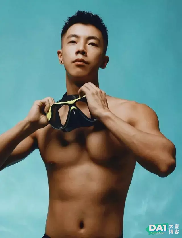 影棚海底清凉一夏,健壮身材,英俊容颜,带着游泳镜的帅气肌肉男 影棚海底清凉一夏,健壮身材,英俊容颜,带着游泳镜的帅气肌肉男