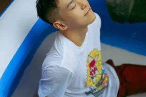 干净帅气有颜值,04年出生的小奶狗,天热这样玩,不怕妈妈打你吗-大壹博客