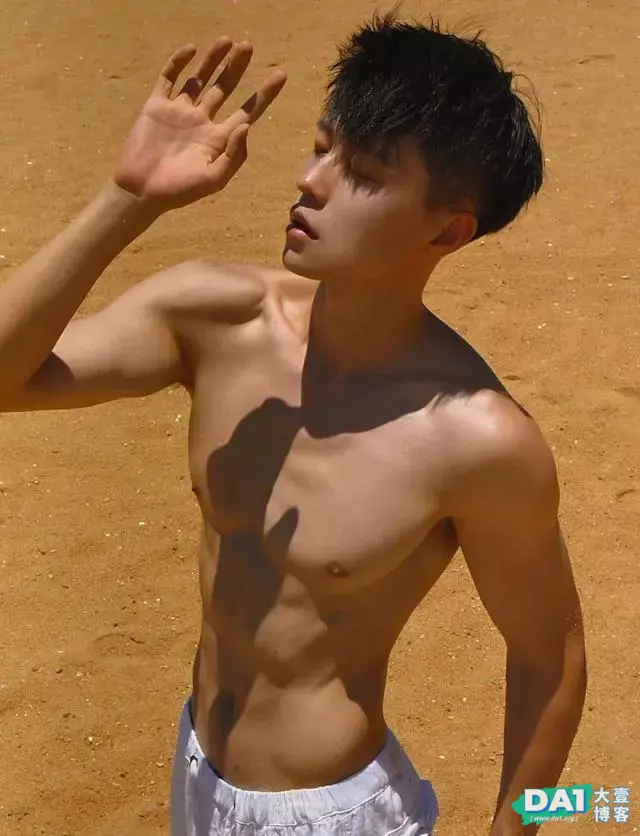 海边的肌肉小狼狗,他的腹肌堪称一绝,一身腱子肉好身材尽显无遗 海边的肌肉小狼狗,他的腹肌堪称一绝,一身腱子肉好身材尽显无遗