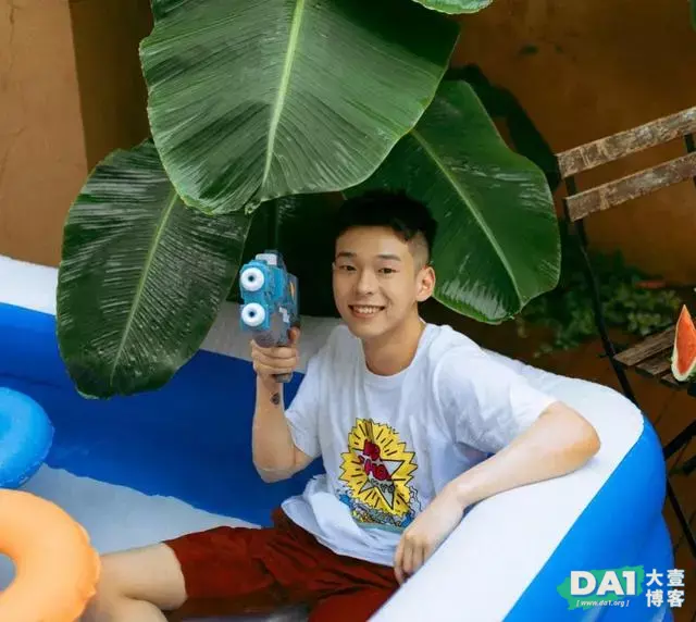 干净帅气有颜值,04年出生的小奶狗,天热这样玩,不怕妈妈打你吗 干净帅气有颜值,04年出生的小奶狗,天热这样玩,不怕妈妈打你吗