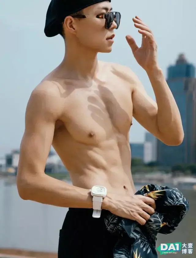 海边的肌肉小狼狗,他的腹肌堪称一绝,一身腱子肉好身材尽显无遗 海边的肌肉小狼狗,他的腹肌堪称一绝,一身腱子肉好身材尽显无遗