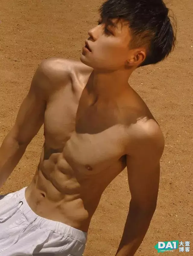 海边的肌肉小狼狗,他的腹肌堪称一绝,一身腱子肉好身材尽显无遗 海边的肌肉小狼狗,他的腹肌堪称一绝,一身腱子肉好身材尽显无遗