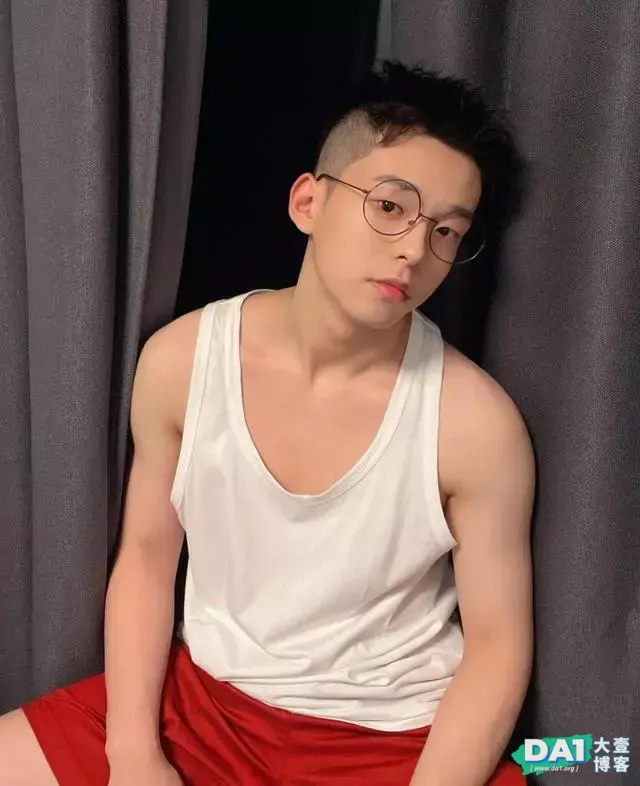 干净帅气有颜值,04年出生的小奶狗,天热这样玩,不怕妈妈打你吗 干净帅气有颜值,04年出生的小奶狗,天热这样玩,不怕妈妈打你吗