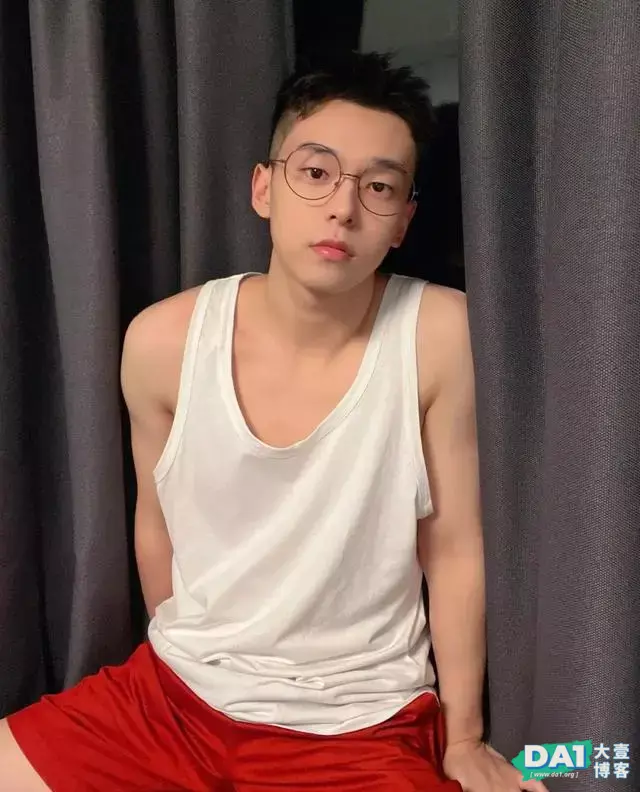 干净帅气有颜值,04年出生的小奶狗,天热这样玩,不怕妈妈打你吗 干净帅气有颜值,04年出生的小奶狗,天热这样玩,不怕妈妈打你吗