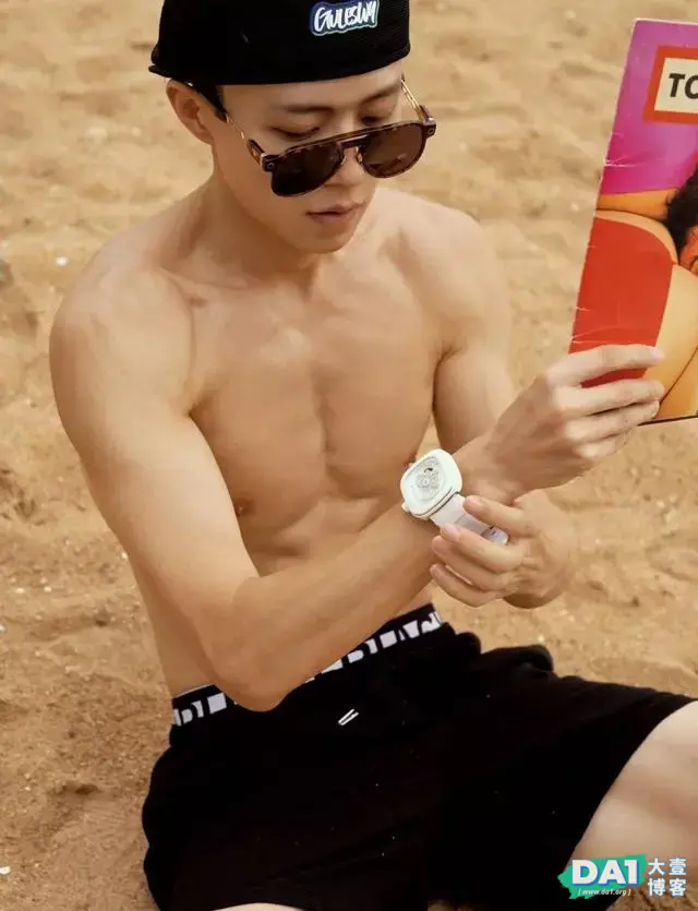海边的肌肉小狼狗,他的腹肌堪称一绝,一身腱子肉好身材尽显无遗 海边的肌肉小狼狗,他的腹肌堪称一绝,一身腱子肉好身材尽显无遗