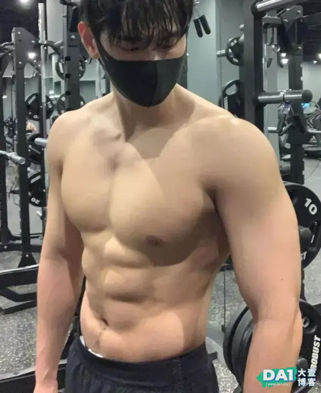 戴着口罩健身的健壮体育生,身材与颜值成正比,满屏的荷尔蒙! 戴着口罩健身的健壮体育生,身材与颜值成正比,满屏的荷尔蒙!