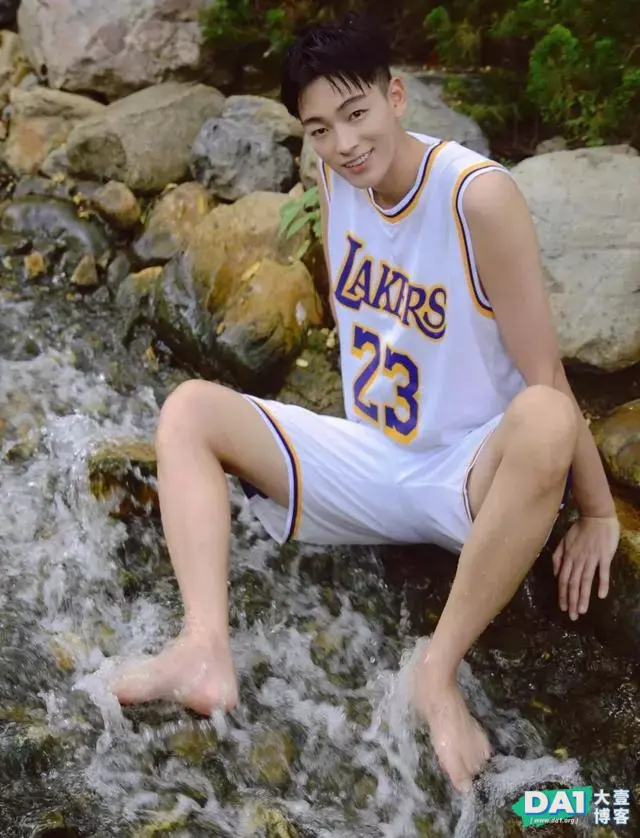 自拍山谷里的球服长腿美少年,精致、有型,光脚的男生是你菜吗 自拍山谷里的球服长腿美少年,精致、有型,光脚的男生是你菜吗