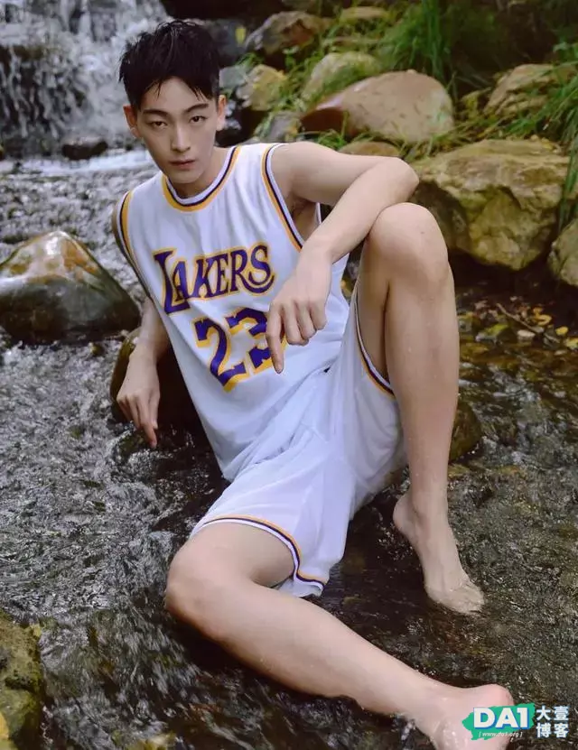 自拍山谷里的球服长腿美少年,精致、有型,光脚的男生是你菜吗 自拍山谷里的球服长腿美少年,精致、有型,光脚的男生是你菜吗