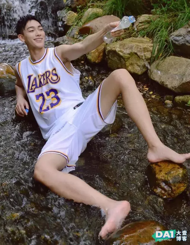 自拍山谷里的球服长腿美少年,精致、有型,光脚的男生是你菜吗 自拍山谷里的球服长腿美少年,精致、有型,光脚的男生是你菜吗