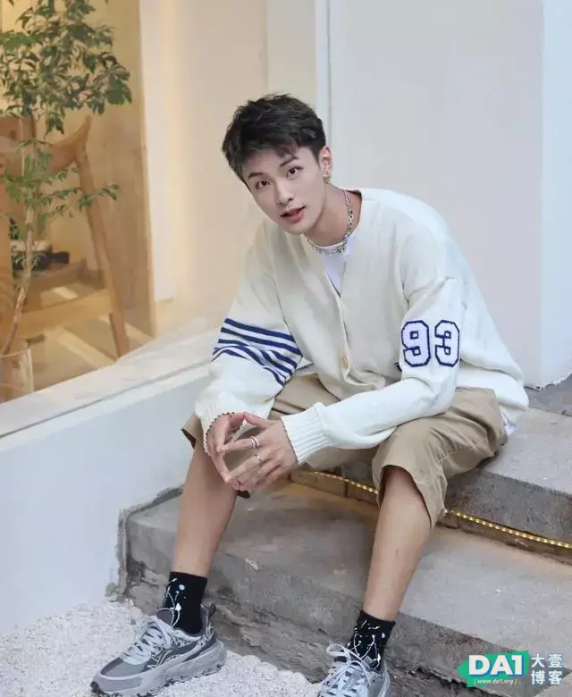爱抖表情包的俊秀小奶狗,清新、干净,居家生活中的男生真有气质 爱抖表情包的俊秀小奶狗,清新、干净,居家生活中的男生真有气质