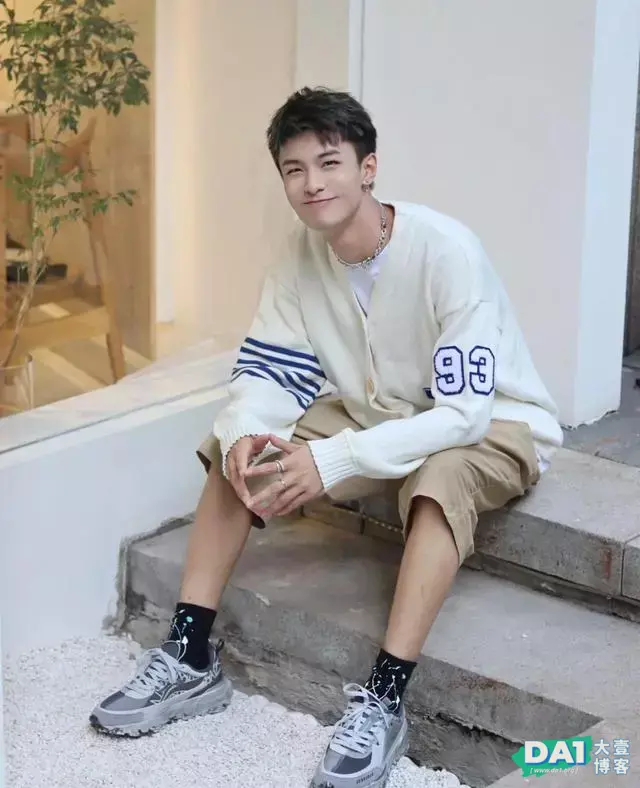 爱抖表情包的俊秀小奶狗,清新、干净,居家生活中的男生真有气质 爱抖表情包的俊秀小奶狗,清新、干净,居家生活中的男生真有气质