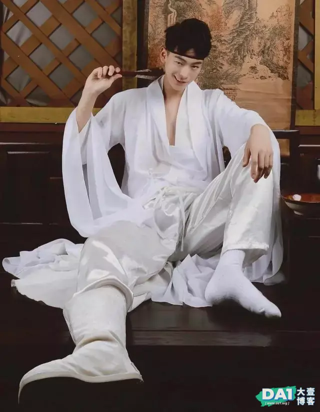 白衣飘飘、复古风格小奶狗,痞帅外形有气质,大1男生的另类风情 白衣飘飘、复古风格小奶狗,痞帅外形有气质,大1男生的另类风情