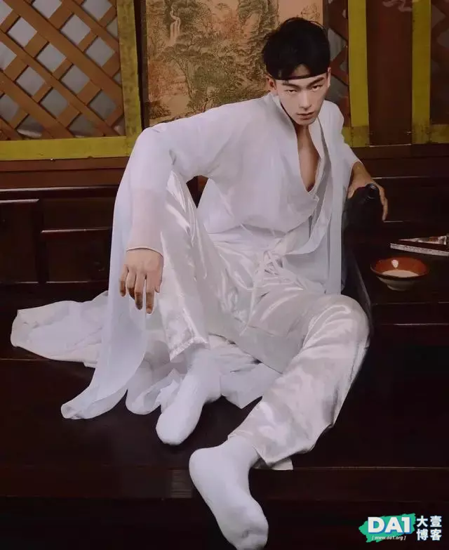白衣飘飘、复古风格小奶狗,痞帅外形有气质,大1男生的另类风情 白衣飘飘、复古风格小奶狗,痞帅外形有气质,大1男生的另类风情