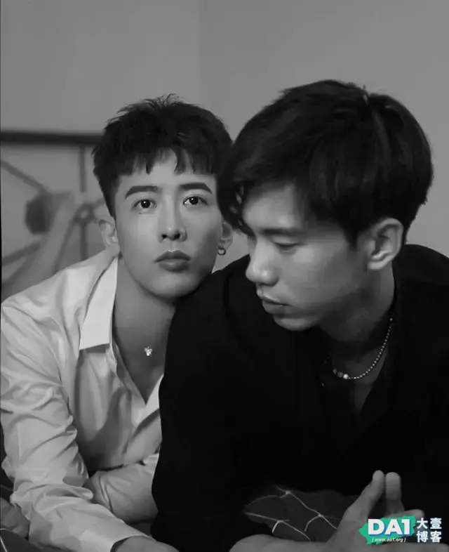 黑白穿搭组合的二位男生,高颜值有气质,原来黑白照也能这么好看 黑白穿搭组合的二位男生,高颜值有气质,原来黑白照也能这么好看