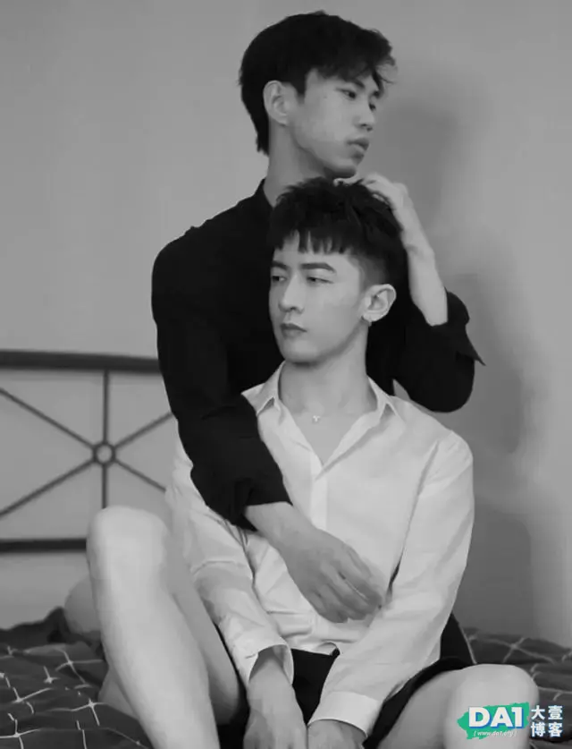 黑白穿搭组合的二位男生,高颜值有气质,原来黑白照也能这么好看 黑白穿搭组合的二位男生,高颜值有气质,原来黑白照也能这么好看