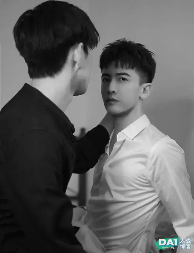 黑白穿搭组合的二位男生,高颜值有气质,原来黑白照也能这么好看 黑白穿搭组合的二位男生,高颜值有气质,原来黑白照也能这么好看