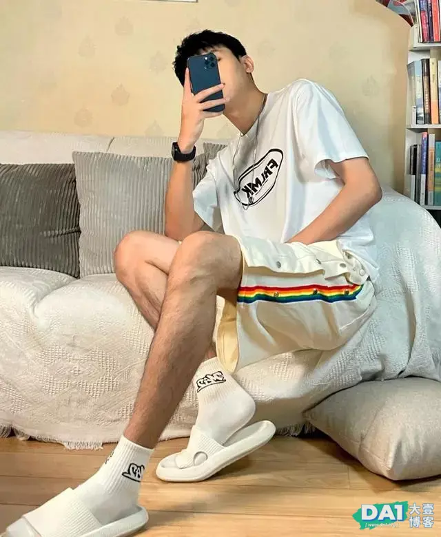 爱自拍的精致小奶狗,颜值高、身材好的体育生,宅男生活也不差哦 爱自拍的精致小奶狗,颜值高、身材好的体育生,宅男生活也不差哦