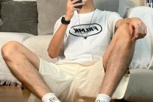 爱自拍的精致小奶狗,颜值高、身材好的体育生,宅男生活也不差哦-大壹博客