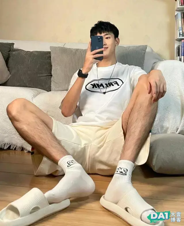 爱自拍的精致小奶狗,颜值高、身材好的体育生,宅男生活也不差哦 爱自拍的精致小奶狗,颜值高、身材好的体育生,宅男生活也不差哦