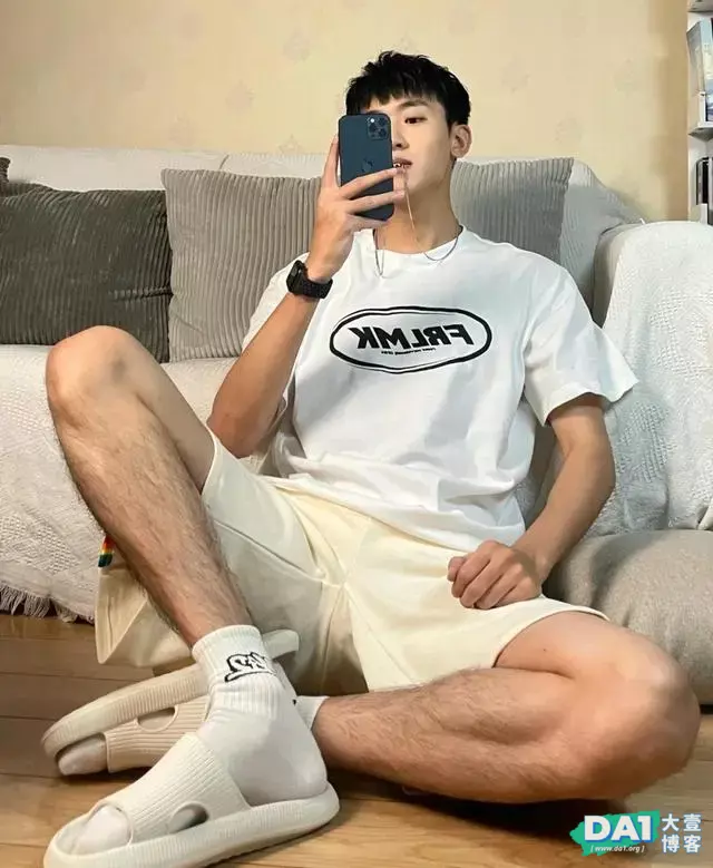 爱自拍的精致小奶狗,颜值高、身材好的体育生,宅男生活也不差哦 爱自拍的精致小奶狗,颜值高、身材好的体育生,宅男生活也不差哦
