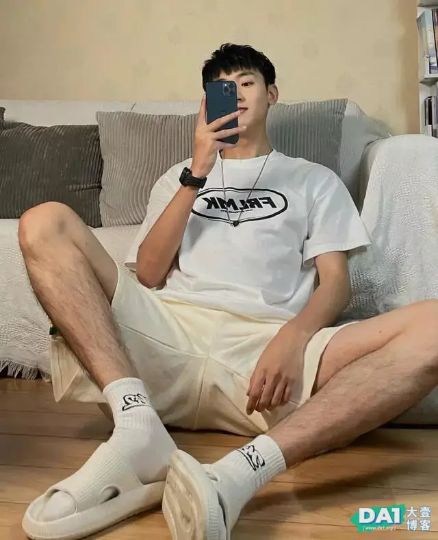 爱自拍的精致小奶狗,颜值高、身材好的体育生,宅男生活也不差哦 爱自拍的精致小奶狗,颜值高、身材好的体育生,宅男生活也不差哦