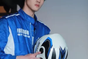 穿卡丁车服的帅气小奶狗，纤瘦身材阳光气质，打着耳钉时尚感更强-大壹博客