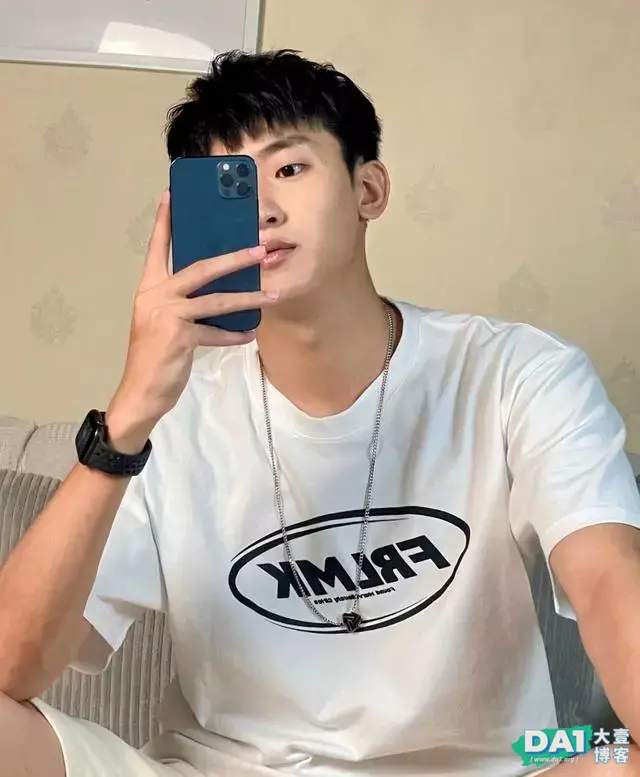爱自拍的精致小奶狗,颜值高、身材好的体育生,宅男生活也不差哦 爱自拍的精致小奶狗,颜值高、身材好的体育生,宅男生活也不差哦