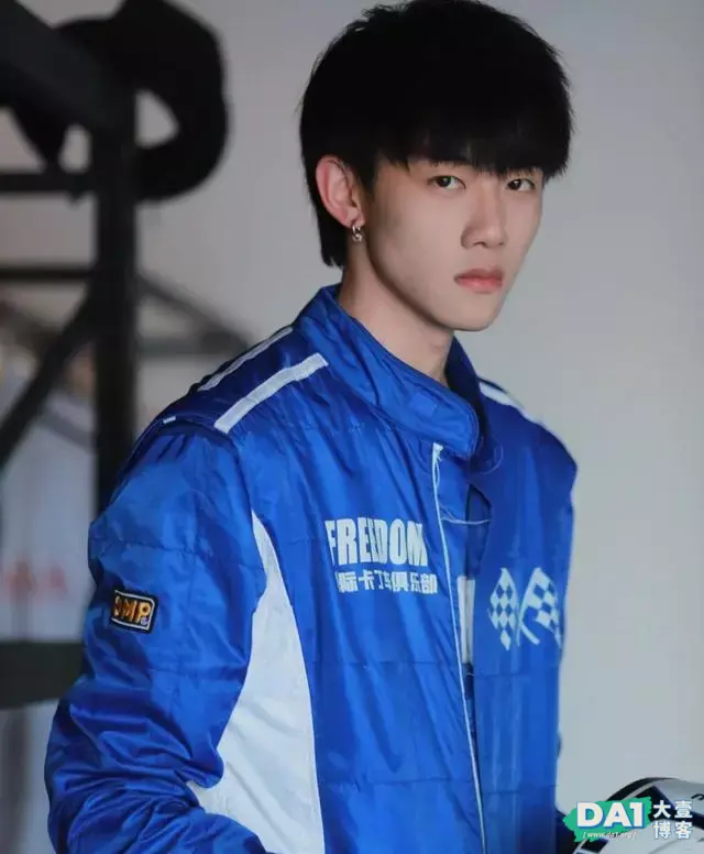 穿卡丁车服的帅气小奶狗,纤瘦身材阳光气质,打着耳钉时尚感更强 穿卡丁车服的帅气小奶狗,纤瘦身材阳光气质,打着耳钉时尚感更强
