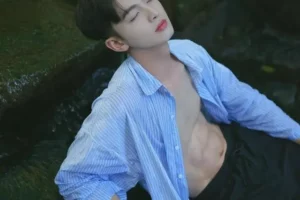 长相帅气的小哥哥,在户外景区拍照被人围观是一种什么样的体验?-大壹博客