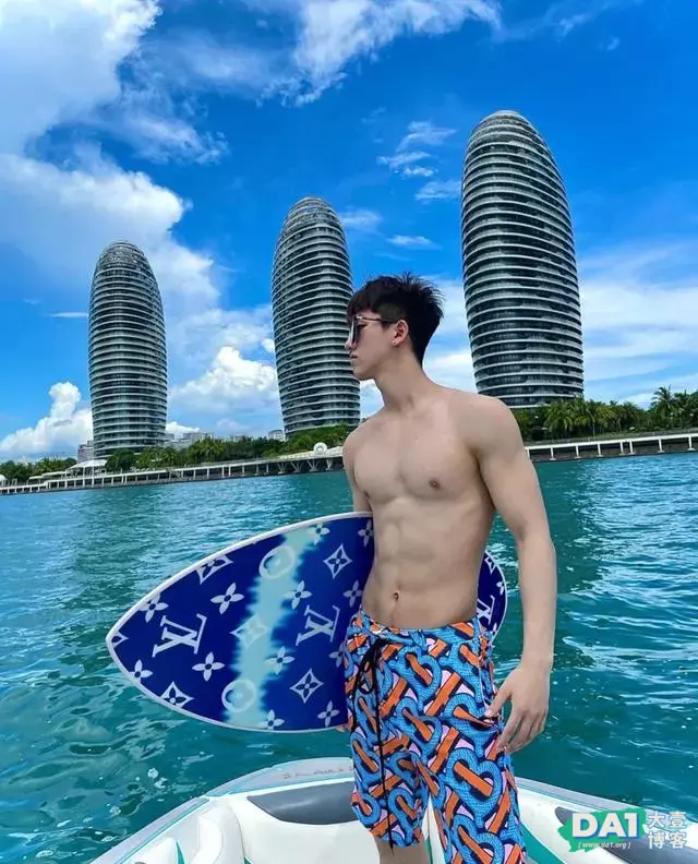 在三亚冲浪的花美男,你的00后游泳教练,薄薄的腹肌,性感魅力! 在三亚冲浪的花美男,你的00后游泳教练,薄薄的腹肌,性感魅力!