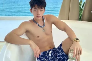 在三亚冲浪的花美男,你的00后游泳教练,薄薄的腹肌,性感魅力!-大壹博客
