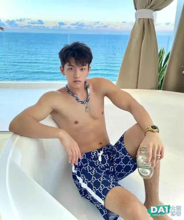 在三亚冲浪的花美男,你的00后游泳教练,薄薄的腹肌,性感魅力! 在三亚冲浪的花美男,你的00后游泳教练,薄薄的腹肌,性感魅力!