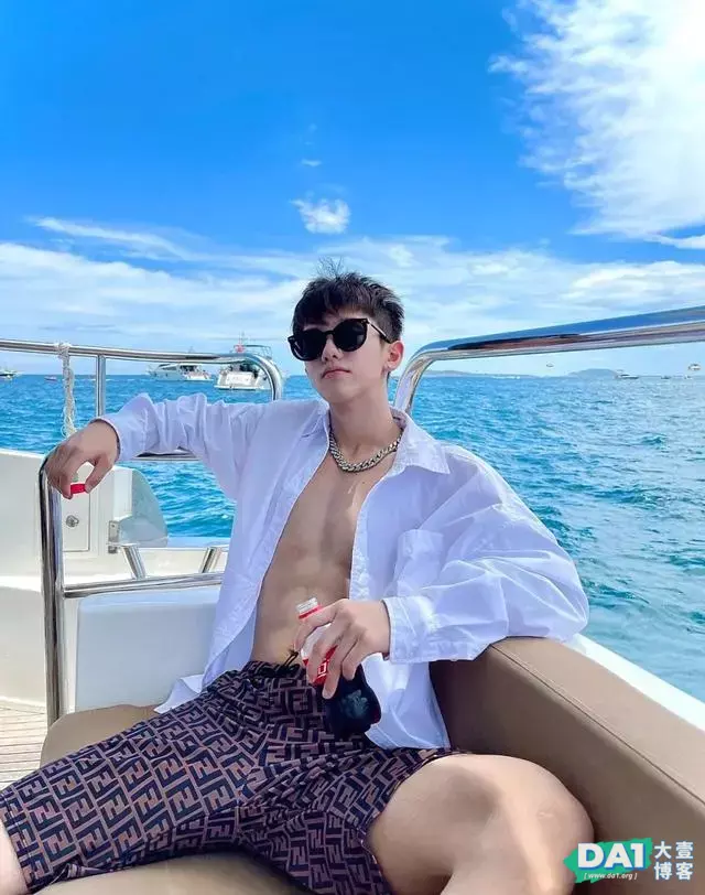 在三亚冲浪的花美男,你的00后游泳教练,薄薄的腹肌,性感魅力! 在三亚冲浪的花美男,你的00后游泳教练,薄薄的腹肌,性感魅力!