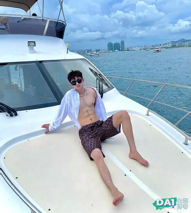 在三亚冲浪的花美男,你的00后游泳教练,薄薄的腹肌,性感魅力! 在三亚冲浪的花美男,你的00后游泳教练,薄薄的腹肌,性感魅力!