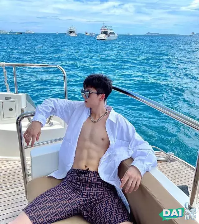 在三亚冲浪的花美男,你的00后游泳教练,薄薄的腹肌,性感魅力! 在三亚冲浪的花美男,你的00后游泳教练,薄薄的腹肌,性感魅力!