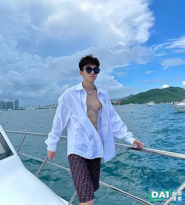 在三亚冲浪的花美男,你的00后游泳教练,薄薄的腹肌,性感魅力! 在三亚冲浪的花美男,你的00后游泳教练,薄薄的腹肌,性感魅力!